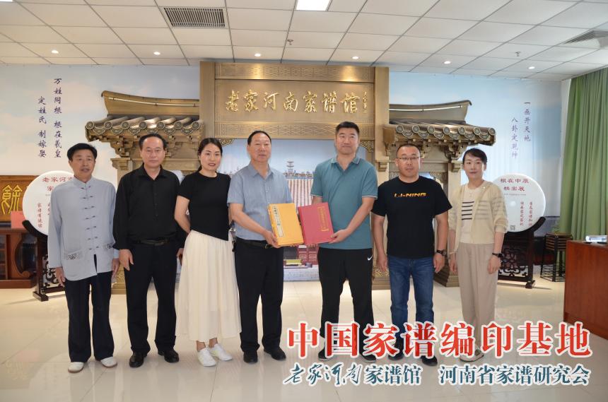 魏懷習院長向洪洞大槐樹景區副總經理何東海贈書.jpg